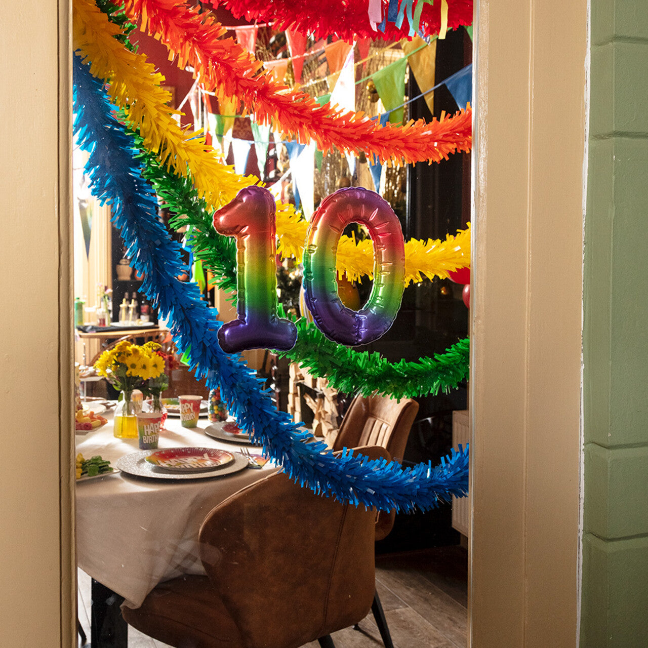 Op deze afbeelding zie je een Decoratie, van het merk Boland. Pvc Boa Slinger Geel