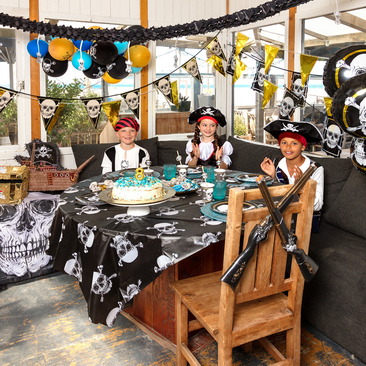 Op deze afbeelding zie je een Decoratie, van het merk Boland. Piraten Tafelkleed Met Doodskoppen